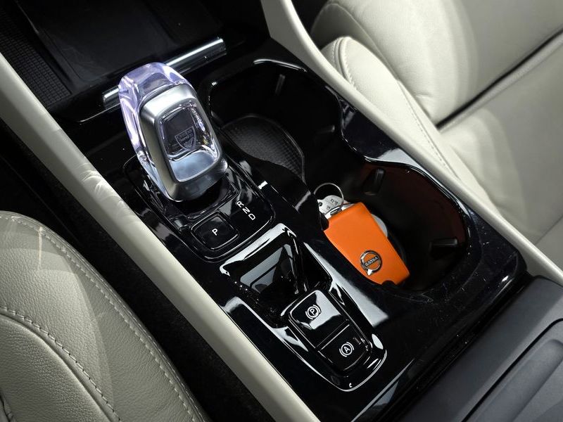 2023 Volvo XC40 B4 Ultimate Bright photo 9