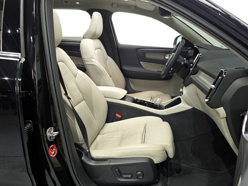 2023 Volvo XC40 B4 Ultimate Bright photo 10