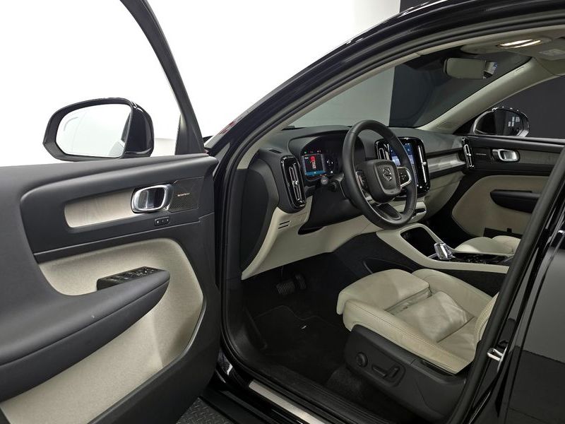 2023 Volvo XC40 B4 Ultimate Bright photo 11