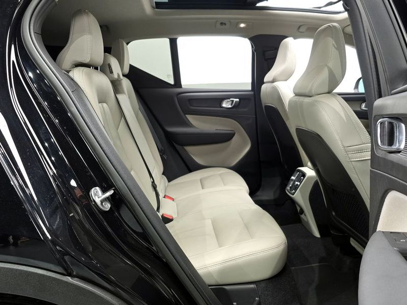2023 Volvo XC40 B4 Ultimate Bright photo 12