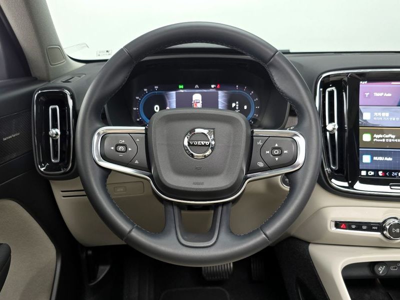 2023 Volvo XC40 B4 Ultimate Bright photo 13