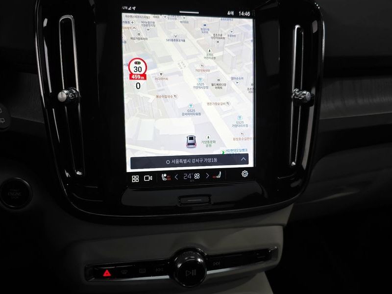 2023 Volvo XC40 B4 Ultimate Bright photo 14