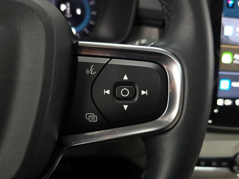 2023 Volvo XC40 B4 Ultimate Bright photo 17