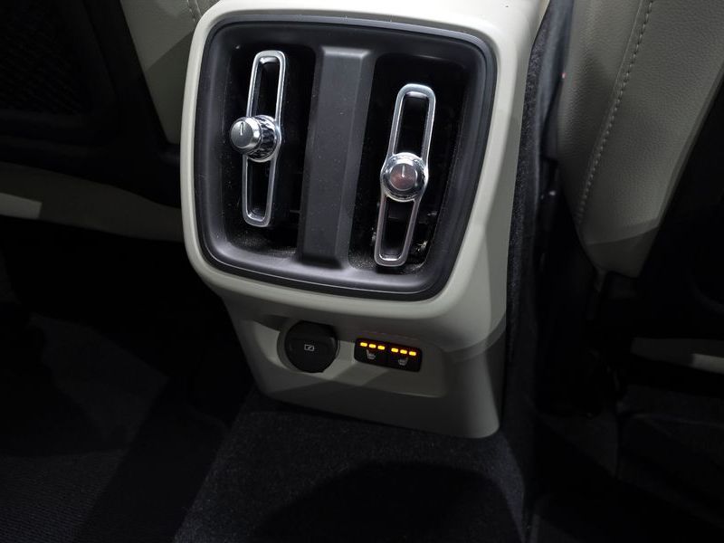 2023 Volvo XC40 B4 Ultimate Bright photo 18