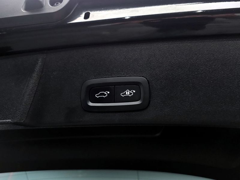 2023 Volvo XC40 B4 Ultimate Bright photo 19