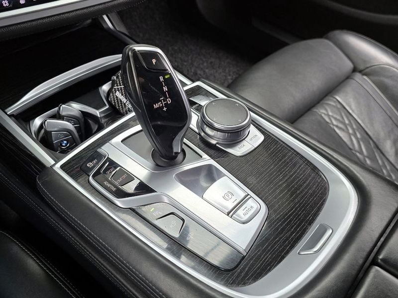 2017 BMW 7 Series 740Li xDrive M Sport Package photo 9