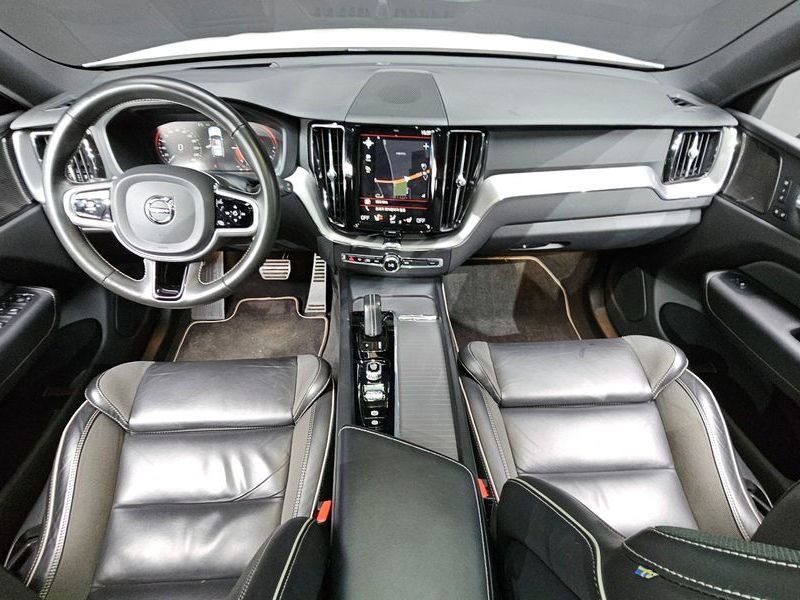 2021 Volvo XC60 T8 R-Design photo 7