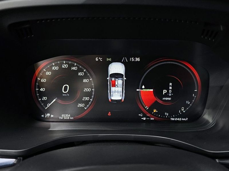 2021 Volvo XC60 T8 R-Design photo 8