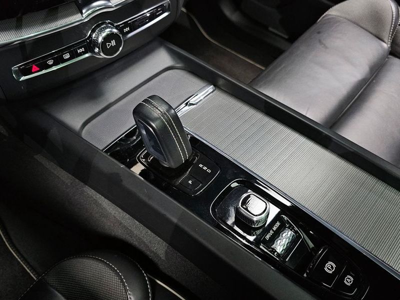 2021 Volvo XC60 T8 R-Design photo 9