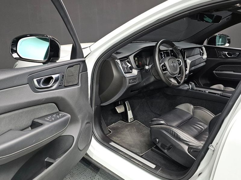 2021 Volvo XC60 T8 R-Design photo 10