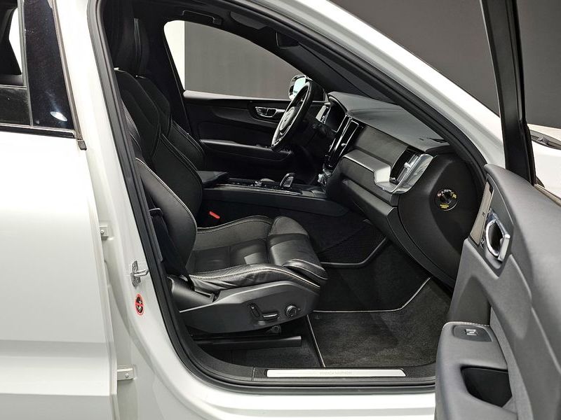 2021 Volvo XC60 T8 R-Design photo 11