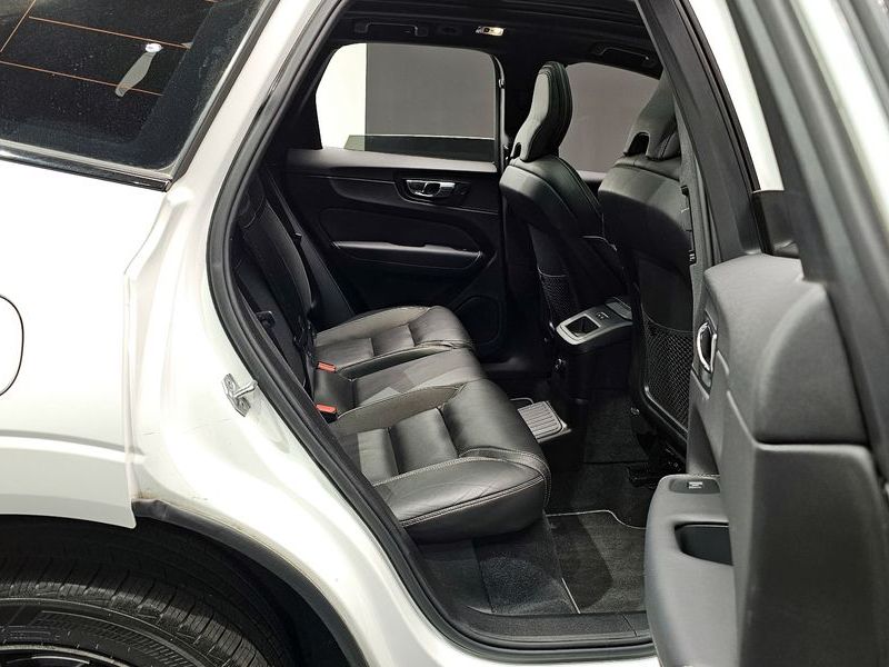 2021 Volvo XC60 T8 R-Design photo 12