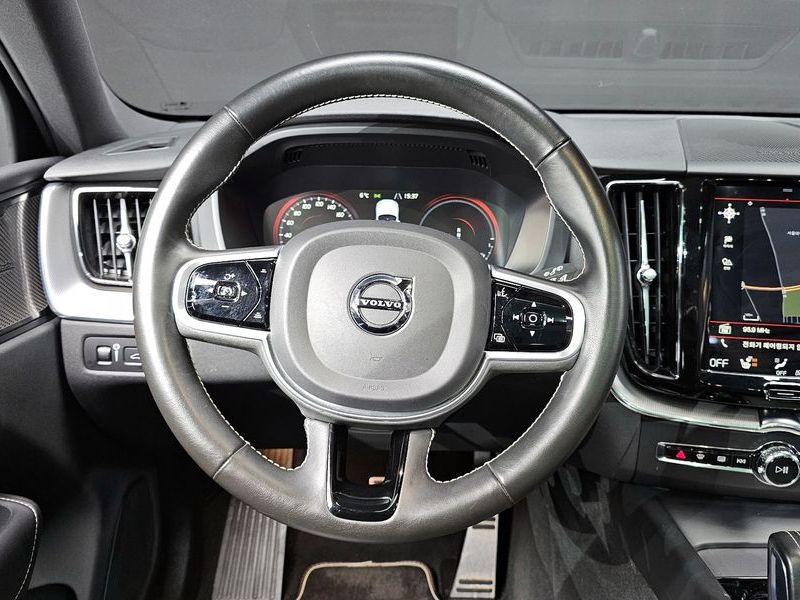 2021 Volvo XC60 T8 R-Design photo 13