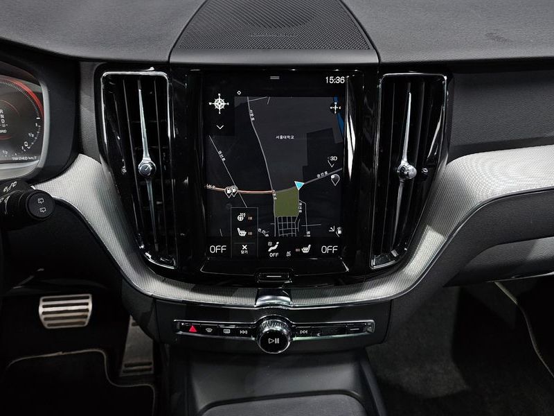 2021 Volvo XC60 T8 R-Design photo 14