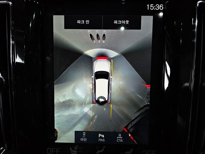 2021 Volvo XC60 T8 R-Design photo 15