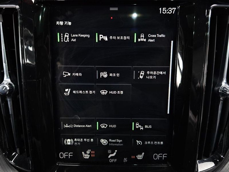 2021 Volvo XC60 T8 R-Design photo 16