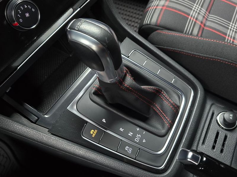 2017 Volkswagen Golf 2.0 GTI photo 9
