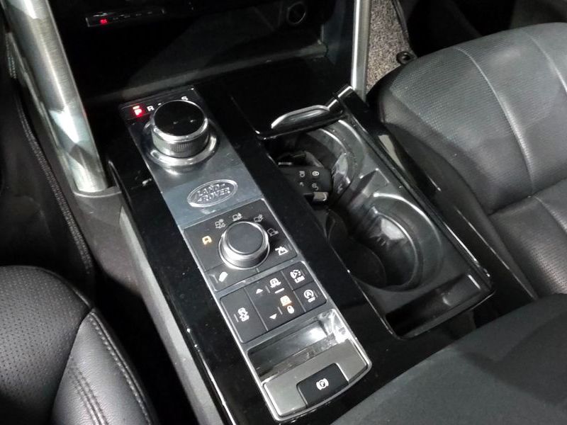 2017 Land Rover Discovery 3.0 TD6 HSE photo 9