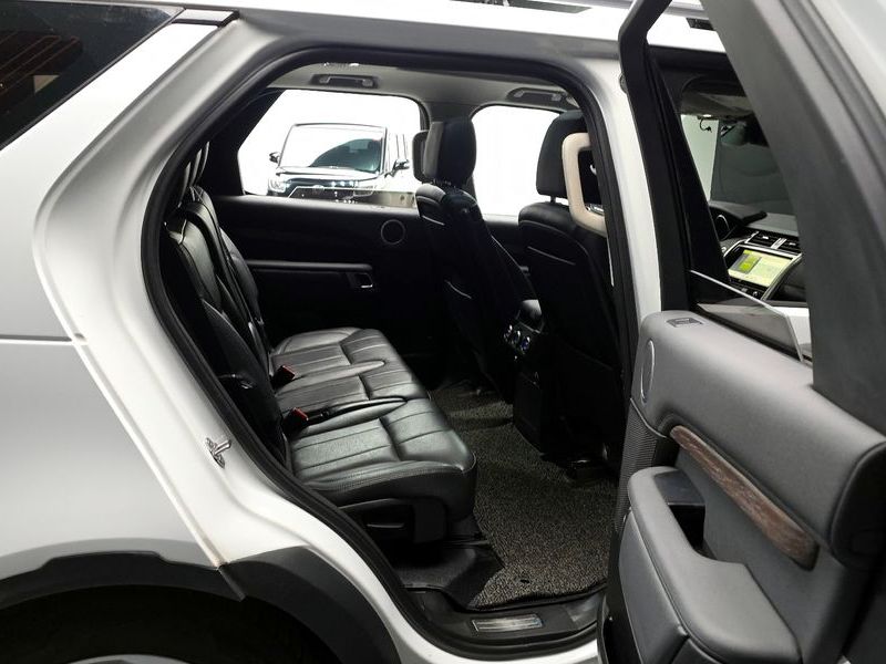 2017 Land Rover Discovery 3.0 TD6 HSE photo 12