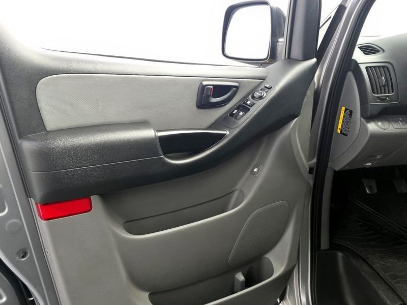 2017 Hyundai 그랜드 스타렉스 5-Seater VAN Smart photo 24
