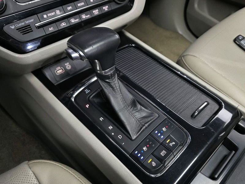 2017 Kia Carnival 9-seater Prestige photo 9