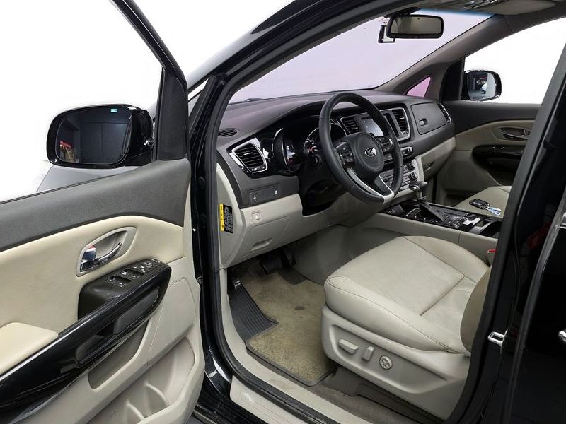 2017 Kia Carnival 9-seater Prestige photo 10
