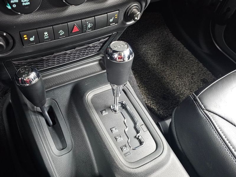 2017 Jeep Wrangler 3.6 Sahara 4Door photo 9