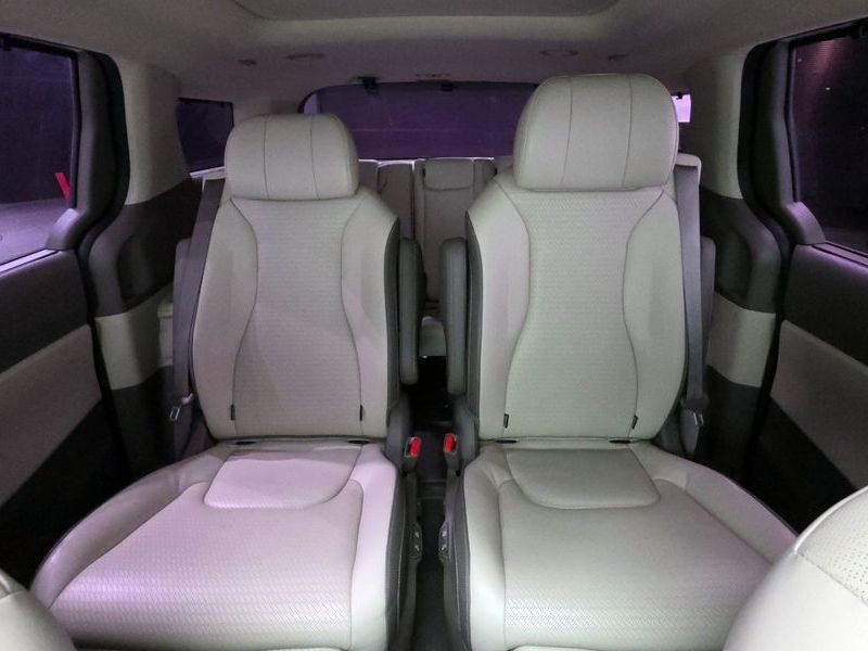 2021 Kia Carnival Gasoline 7-Seater Signature photo 12