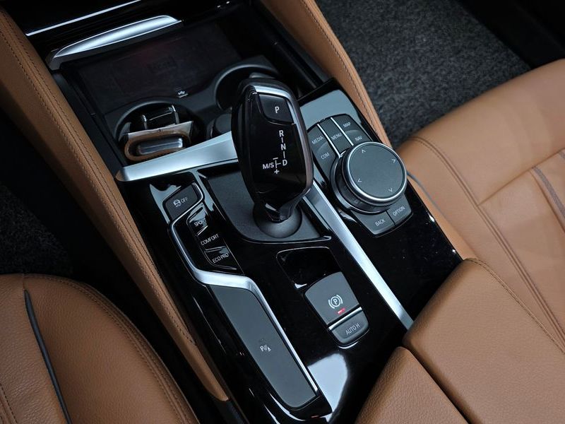 2020 BMW 5 Series 520i Luxury photo 9