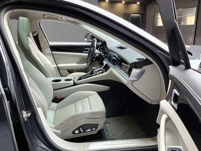 2018 Porsche Panamera 3.0 AWD photo 9