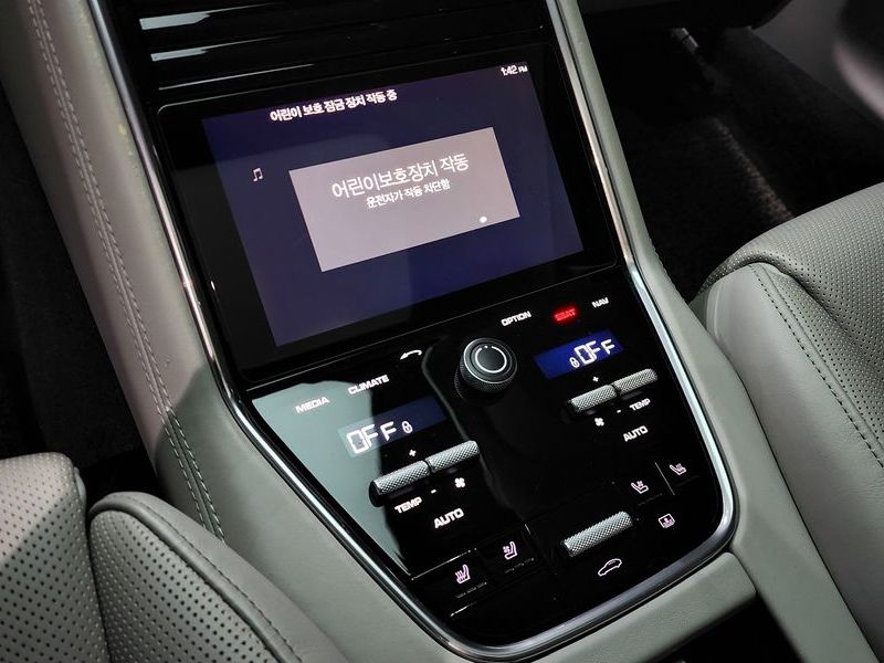 2018 Porsche Panamera 3.0 AWD photo 16