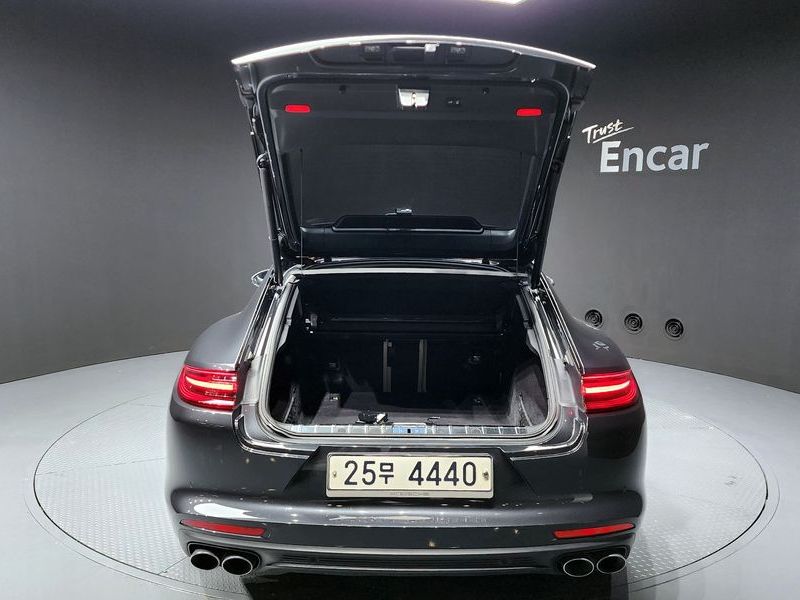 2018 Porsche Panamera 3.0 AWD photo 18