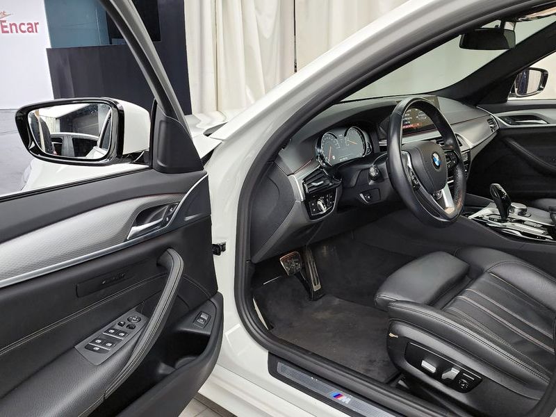 2018 BMW 5 Series 530i xDrive M Sport Package photo 10