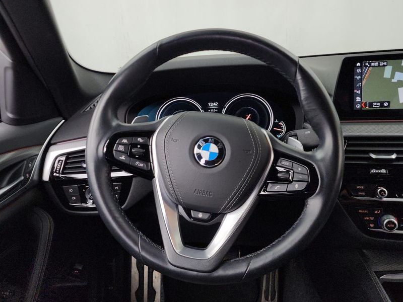2018 BMW 5 Series 530i xDrive M Sport Package photo 13