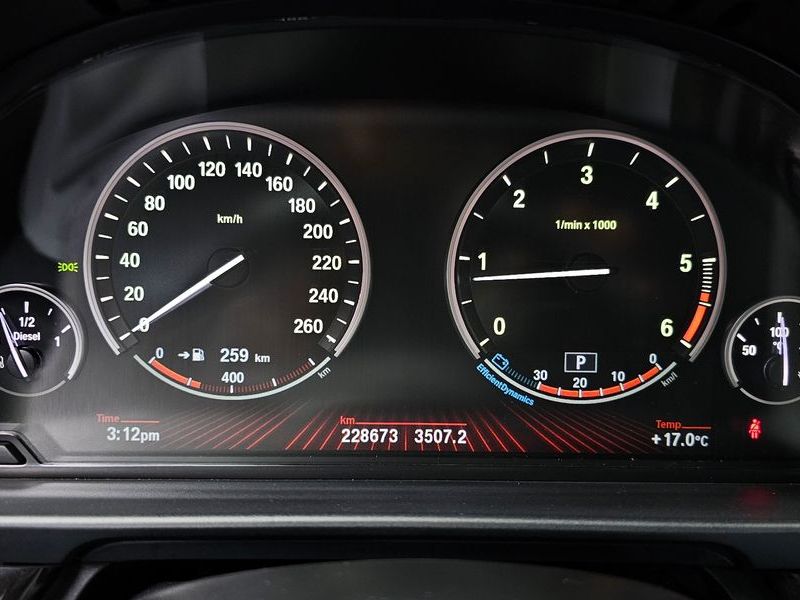 2012 BMW 5 Series 520d photo 8