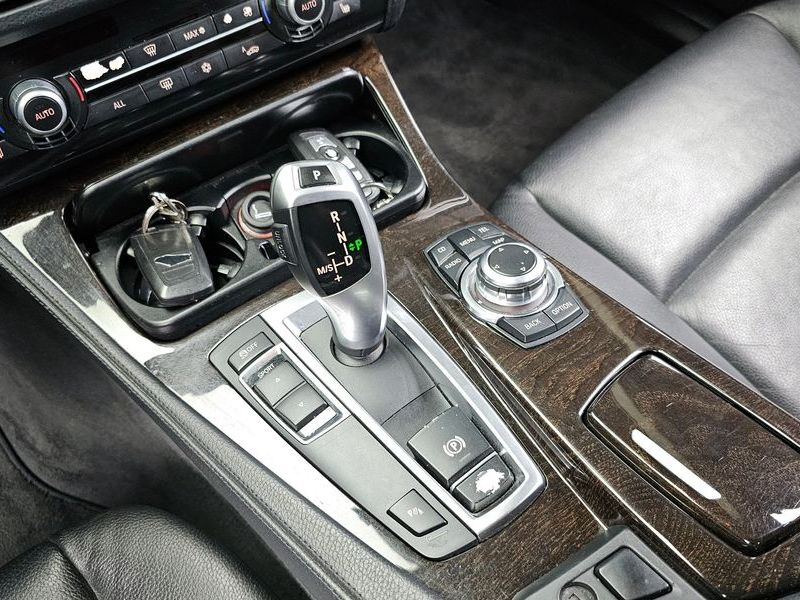 2012 BMW 5 Series 520d photo 9