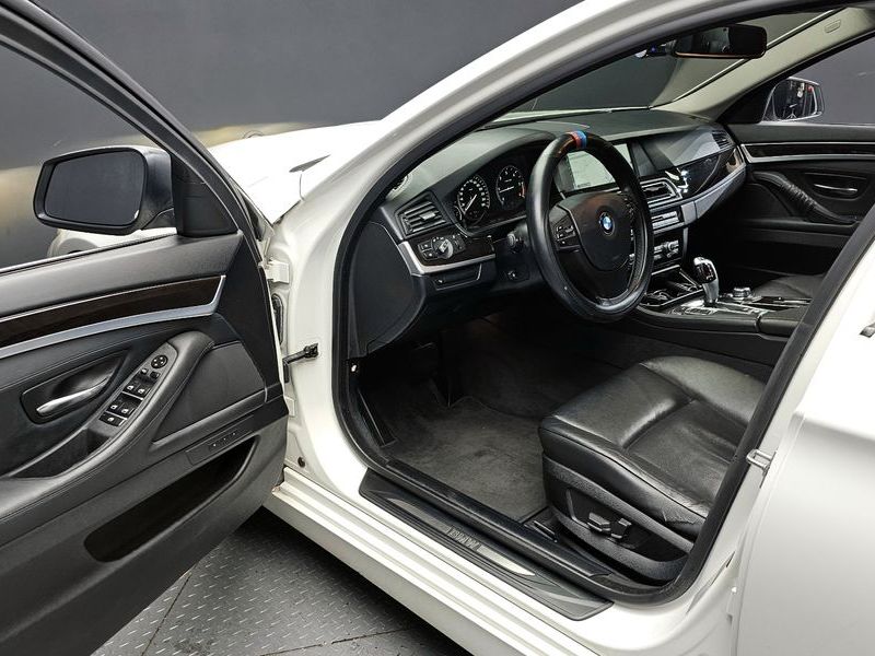 2012 BMW 5 Series 520d photo 10