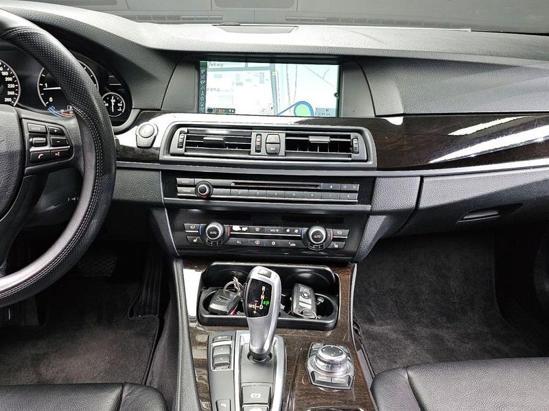 2012 BMW 5 Series 520d photo 13