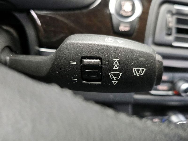 2012 BMW 5 Series 520d photo 16