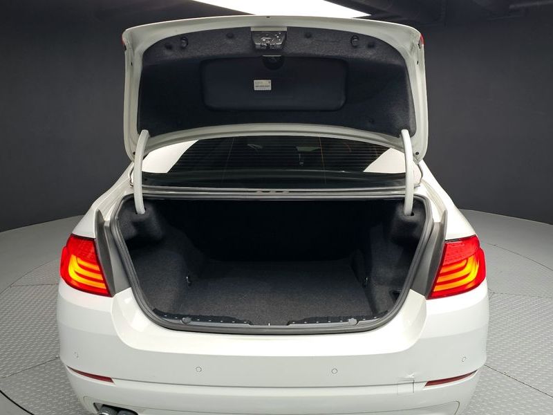 2012 BMW 5 Series 520d photo 20