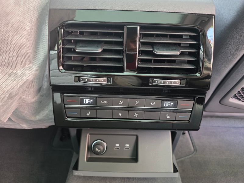 2026 Volkswagen Touareg 3.0 TDI Prestige photo 8