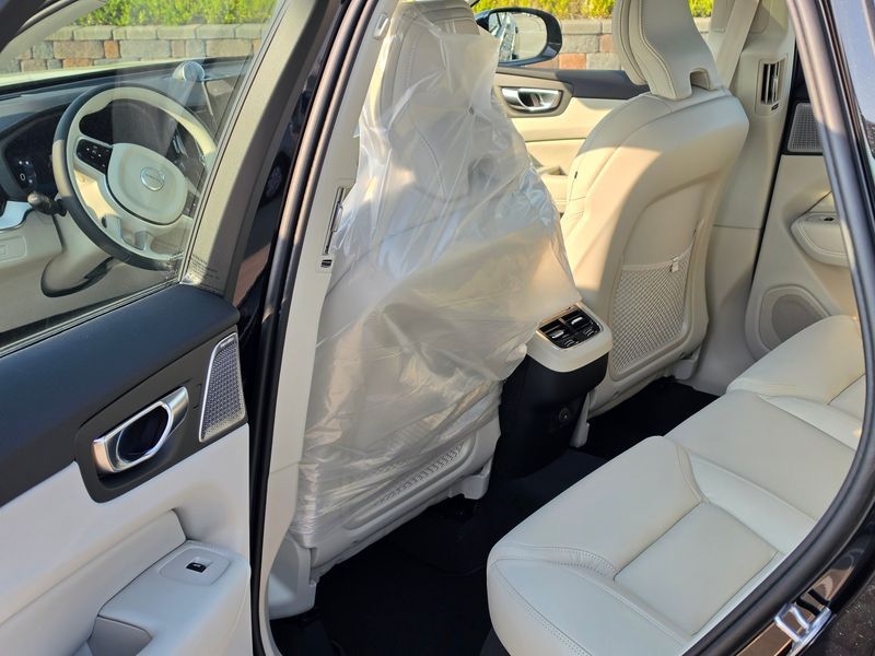 2026 Volvo XC60 B5 Ultra Dark Air Sus photo 7