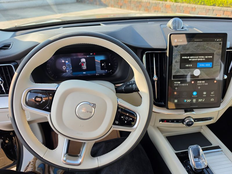 2026 Volvo XC60 B5 Ultra Dark Air Sus photo 8