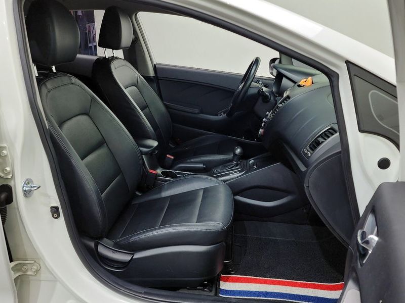 2013 Kia K3 Luxury photo 12