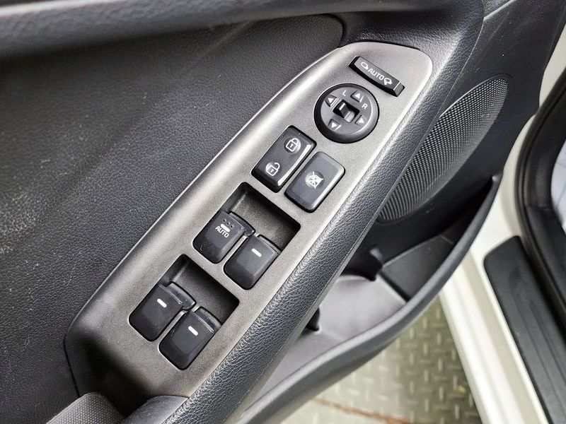2013 Kia K3 Luxury photo 14