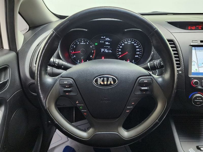 2013 Kia K3 Luxury photo 16