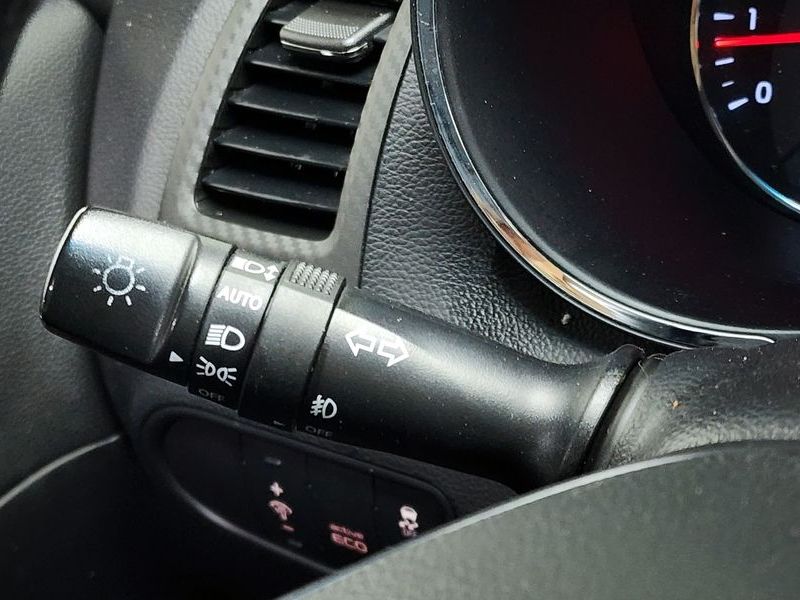 2013 Kia K3 Luxury photo 17