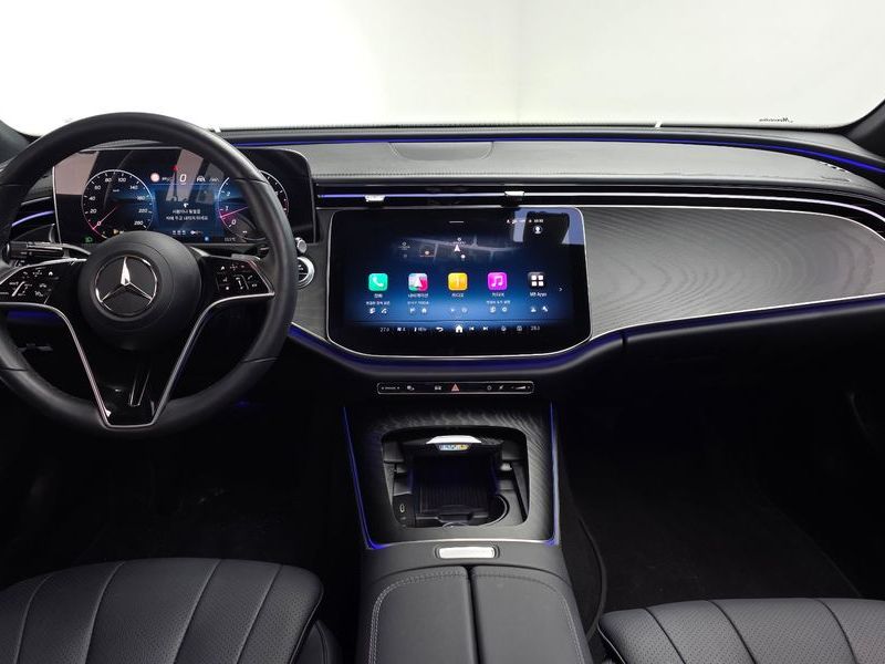 2025 Mercedes-Benz E-Class E200 Avantgarde photo 7