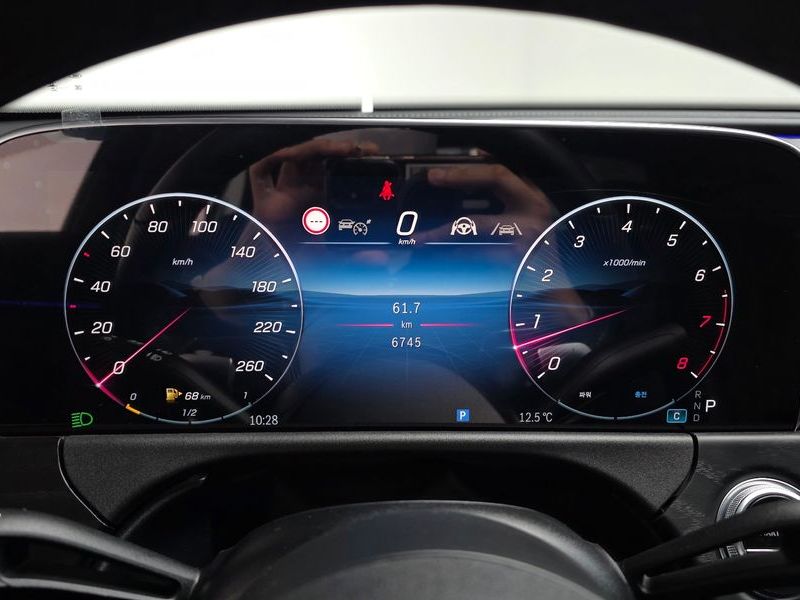2025 Mercedes-Benz E-Class E200 Avantgarde photo 8