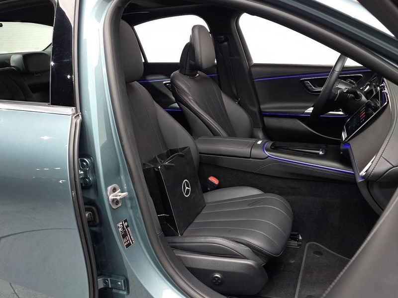 2025 Mercedes-Benz E-Class E200 Avantgarde photo 10